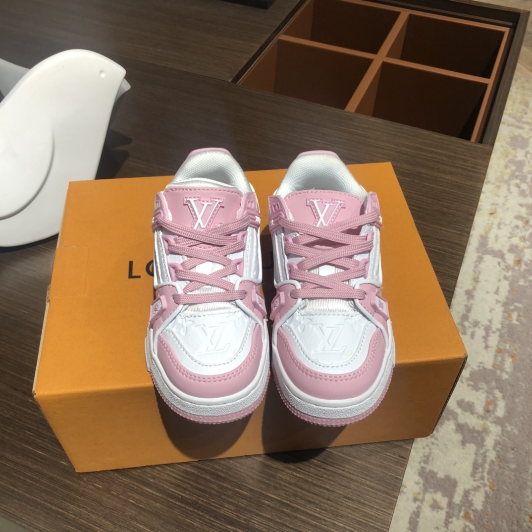 Children's shoes child